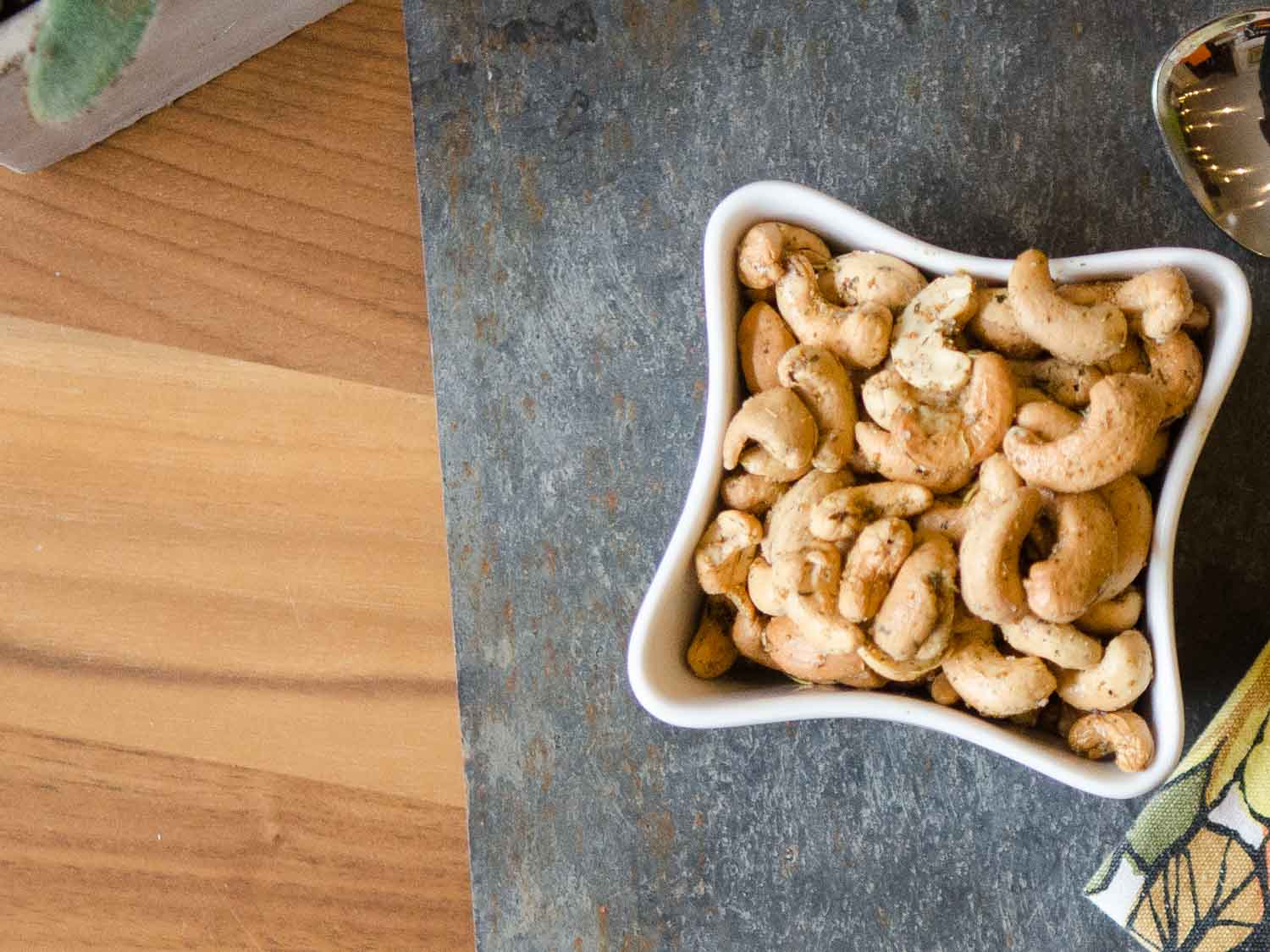 Garlic and Herb Roasted Cashews